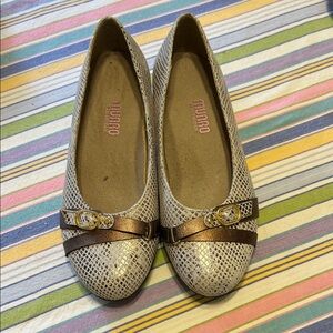 Munro Women's Textured Cream and Brown Loafers size 7.5 W